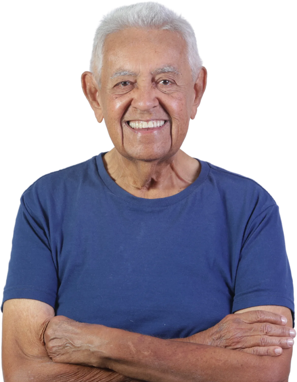 Osmar Jambeiro sorrindo, de braços cruzados